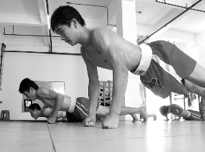 图片[6]-怎么做俯卧撑？教你几种俯卧撑，提高手臂力量，让你狠狠练习到手软-运动健馆论坛-兴趣小岛-知新网