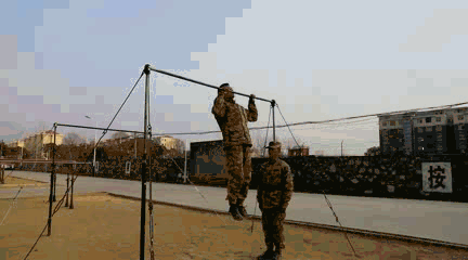 单杠四练习挂腿上动作教学和要领技巧-知新网