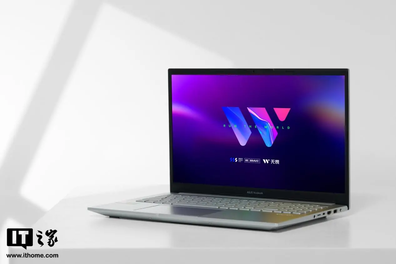 【知新开箱】华硕无畏Pro15 2023 图赏：通体银白，干练时尚-知新网