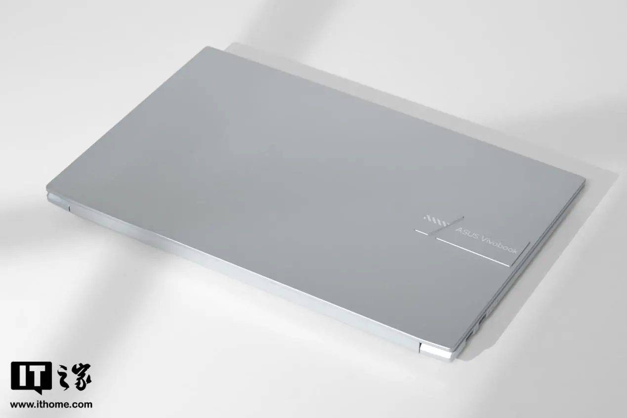 【知新开箱】华硕无畏Pro15 2023 图赏：通体银白，干练时尚-知新网