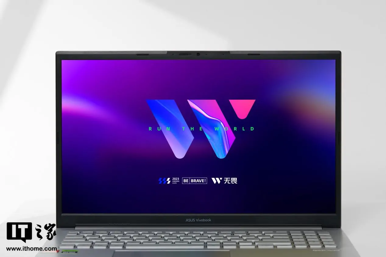 【知新开箱】华硕无畏Pro15 2023 图赏：通体银白，干练时尚-知新网