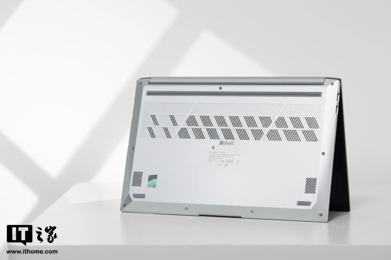 图片[9]-【知新开箱】华硕无畏Pro15 2023 图赏：通体银白，干练时尚-迷离小岛论坛-兴趣小岛-知新网