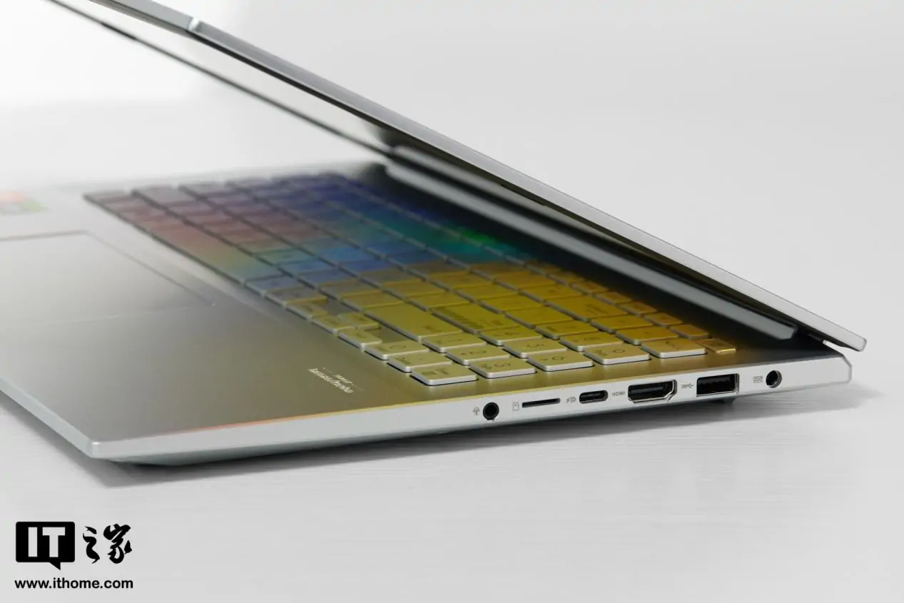 图片[11]-【知新开箱】华硕无畏Pro15 2023 图赏：通体银白，干练时尚-迷离小岛论坛-兴趣小岛-知新网